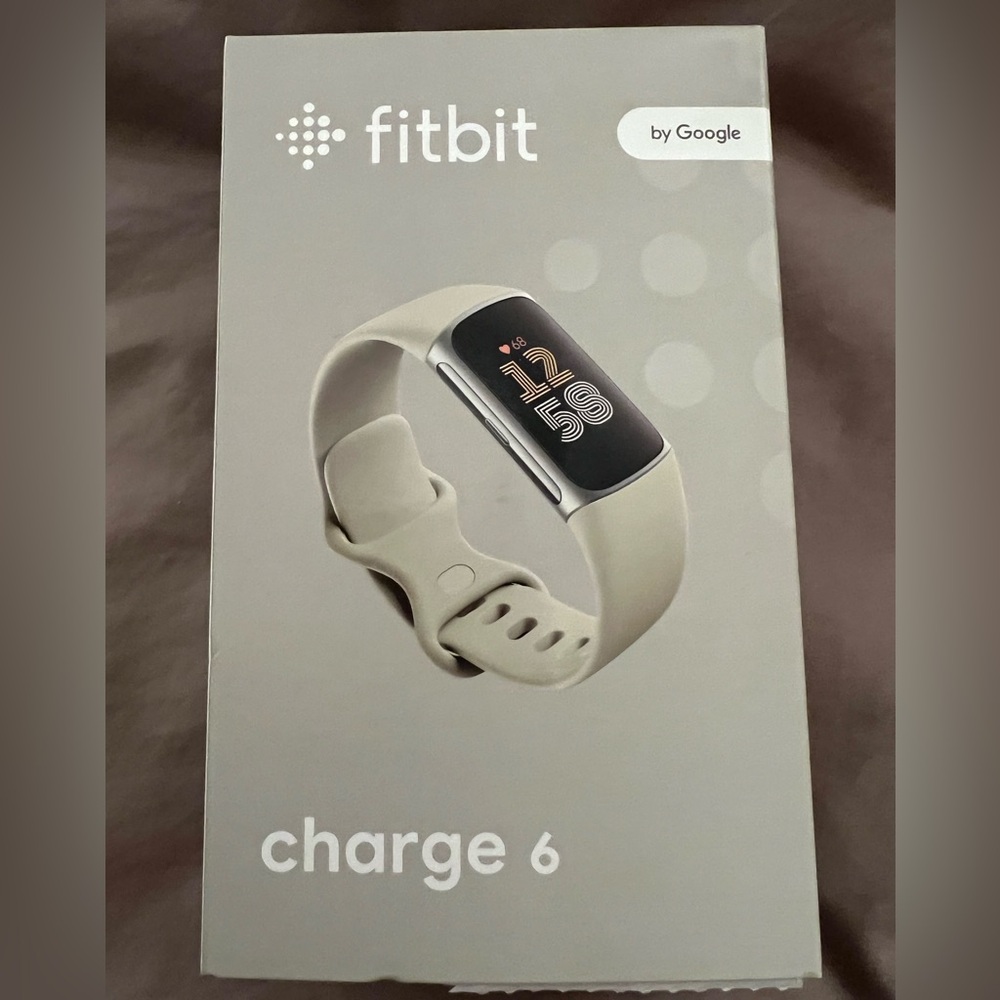 fitbit Charge 6 in Silver case, Porcelain band